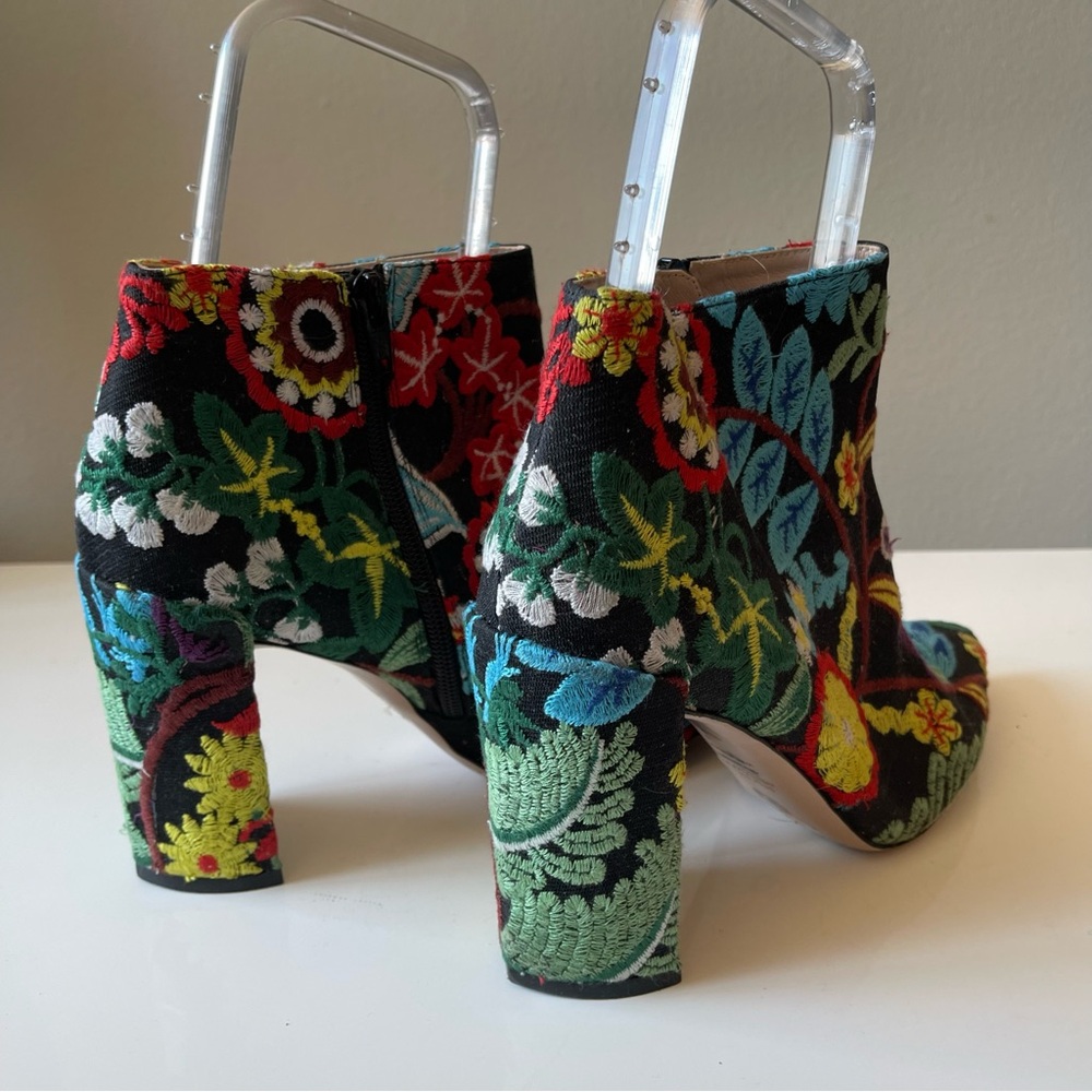 STUART WEITZMAN Floral Embroidered boots size 7 - Picture 10 of 11